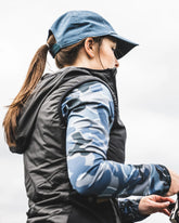 Simms Thorne Bros. Logo W's Fall Run Hybrid Hooded Vest